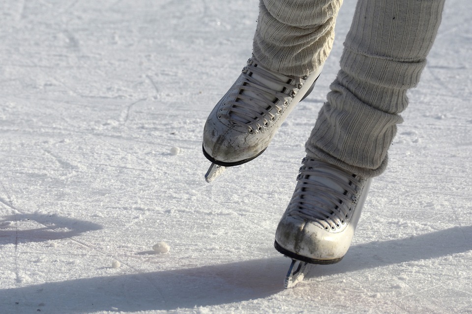 Build a backyard skating rink with ice rink liners